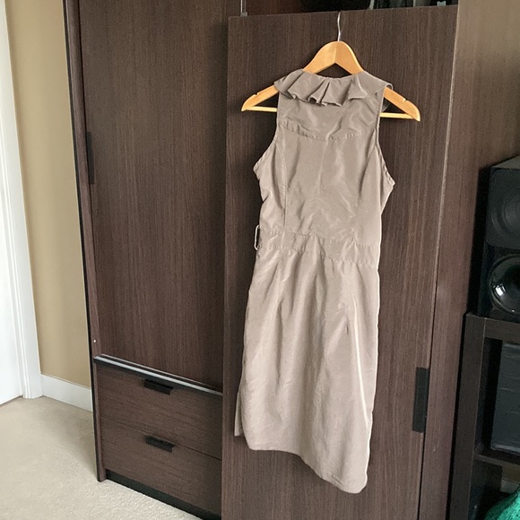 SLN taupe size 40 dress with ruffles and pockets - Picture 3 of 6